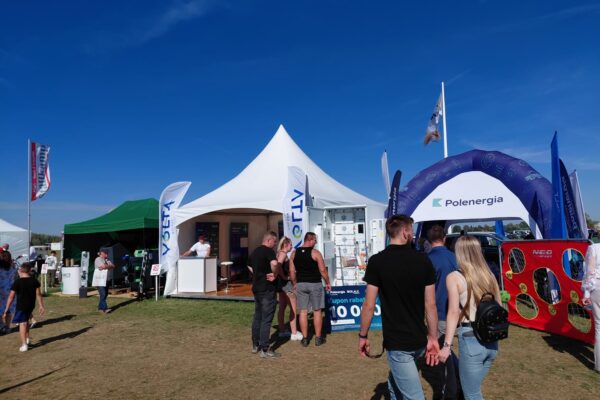Stoisko Volta Polska na Agroshow 2025 z widocznym sąsiednim namiotem Polenergii