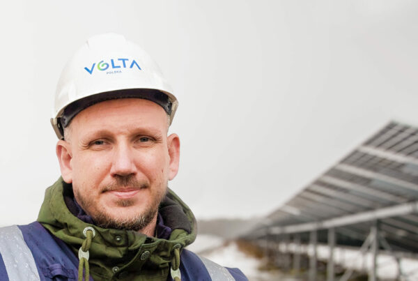 Portrait of Michał Turowski, Business Development Manager at Volta Polska, standing in front of a photovoltaic solar installation