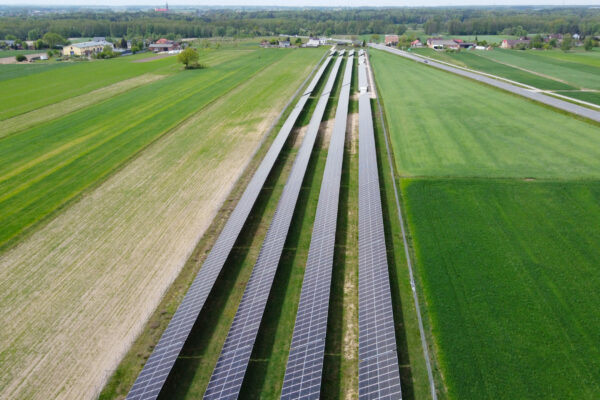 Widok z lotu ptaka farmy PV Karpin Volta Polska, panele solarne na tle pól, energia dla biznesu cPPA