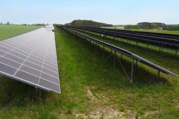 Zbliżenie na panele fotowoltaiczne PV Karpin zarządzanej przez Volta Polska, wspierającej zielone umowy cPPA